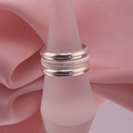 Dreiteiliges Silberring-Set bestehend aus dem strukturierten Ring Coletta und den zwei glatten Ringen Clara Duo.